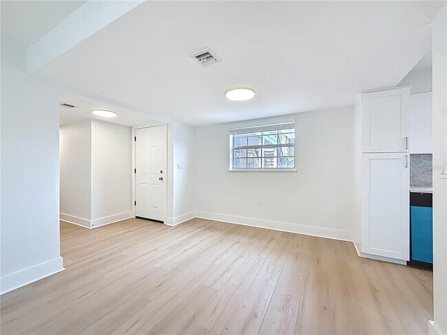 Building Photo - 200 Country Club Dr