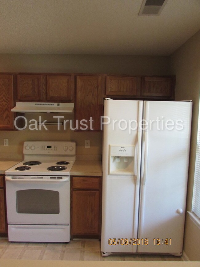 Building Photo - Oak Bluff