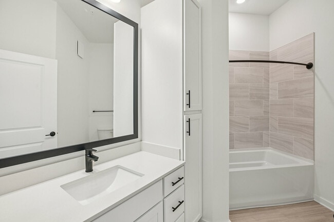 Baño con bañera y ducha - Evelyn City Lofts