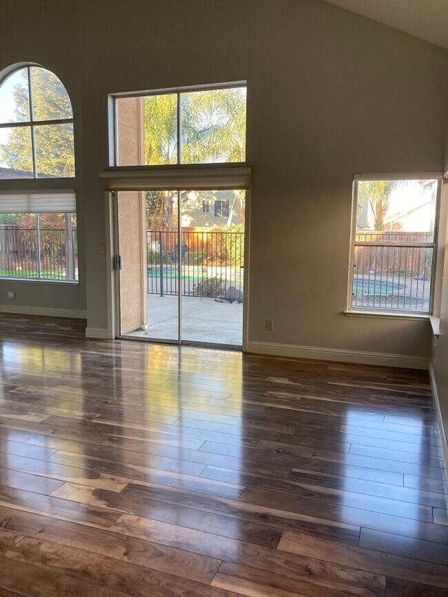 Foto del edificio - Beautiful 4 Bedroom, 3 Full Bath Tracy Hom...