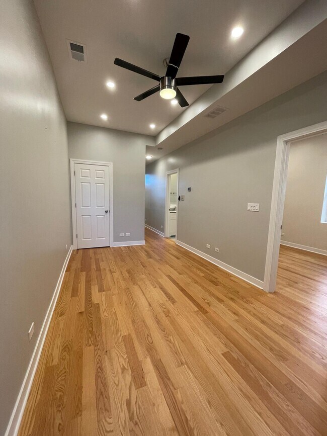 Foto del edificio - 2058 N California Ave