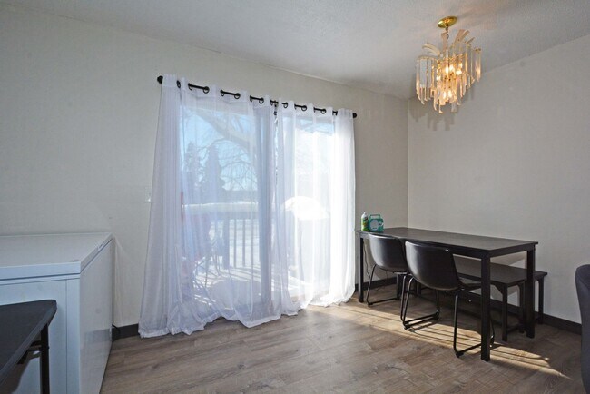 Building Photo - Beautiful 3-Bed 2-Bath Townhouse in Brooklyn Park!