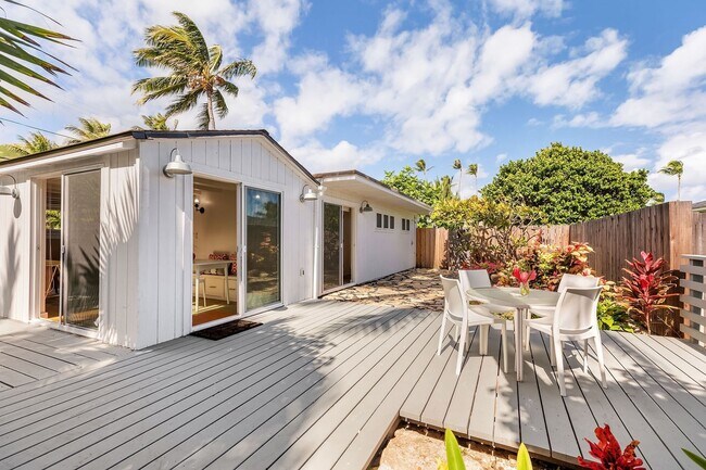 Building Photo - Gorgeous Oceanfront Home w/Mokulua Isle Views, Yard & AC: Lanikai Oceanside