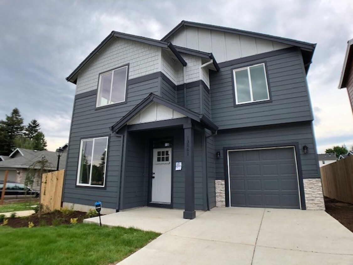 Foto principal - PowellHurst Home - 4 Bedrooms, 2.5 Baths 1...