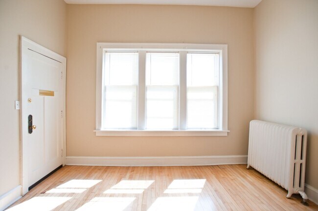 Foto del edificio - Spacious 2BR on Milwaukee’s Lower East Side – $1,395/mo | Heat Included + Free Laundry