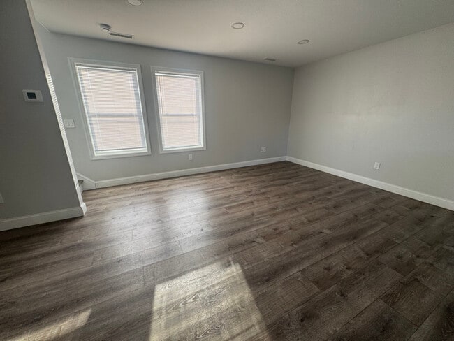 Building Photo - 10 Bouton St