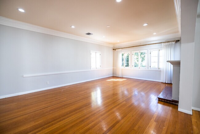 Building Photo - 156 N Arnaz Dr