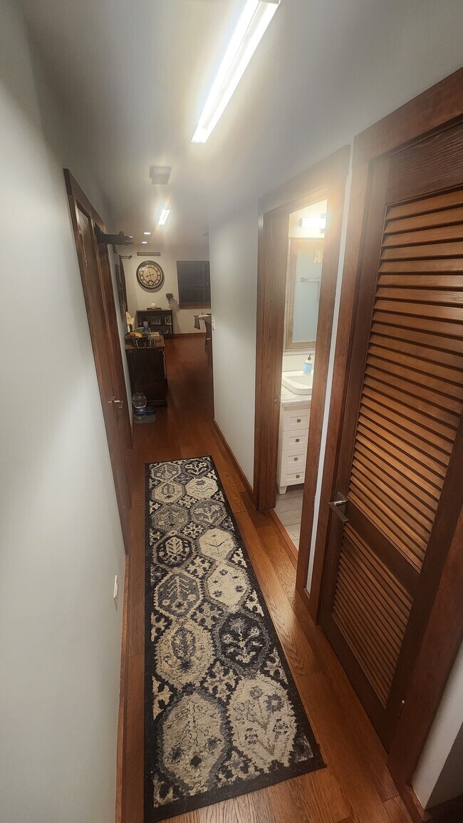 Hall leading to kitchen - 4125 N Keystone Ave