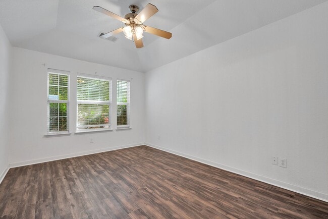 Building Photo - 4/2 in NW San Antonio available for immedi...