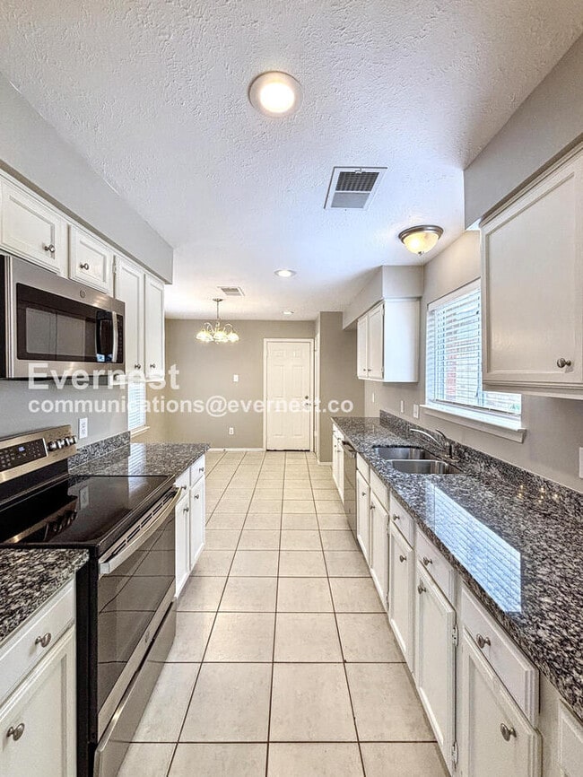Foto del edificio - 3 Bed, 2 Bath Home with Fenced Yard & Garage / Pet-Friendly / Available Now!