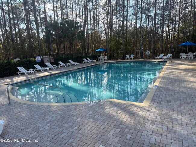 Foto del edificio - 7920 Merrill Rd