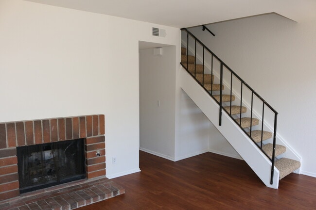 Building Photo - Cannon Green Townhouse with One Car Garage!