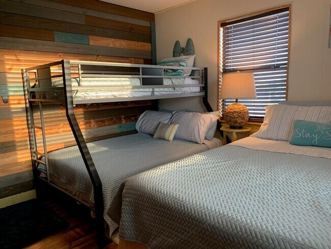Foto del edificio - 4702 Bayou Dr