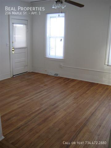 Building Photo - 216 Maple St