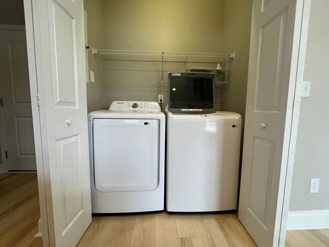 Foto del edificio - Expansive 3/3 Available Now!