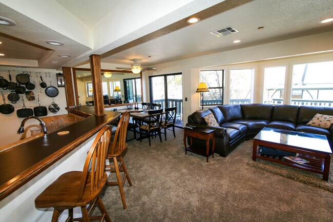 Building Photo - 39802 Lakeview Dr