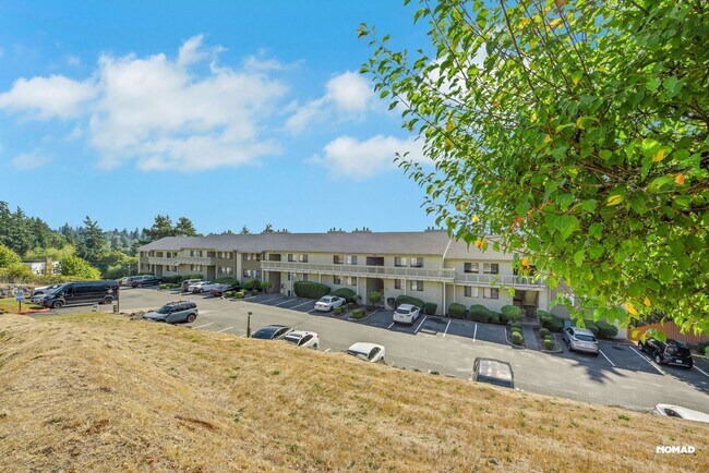 Foto del edificio - Charming 2BR Condo in Bremerton