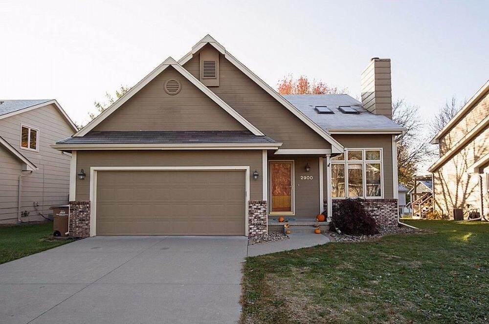 Primary Photo - Beautful Home With Fenced in Back Yard