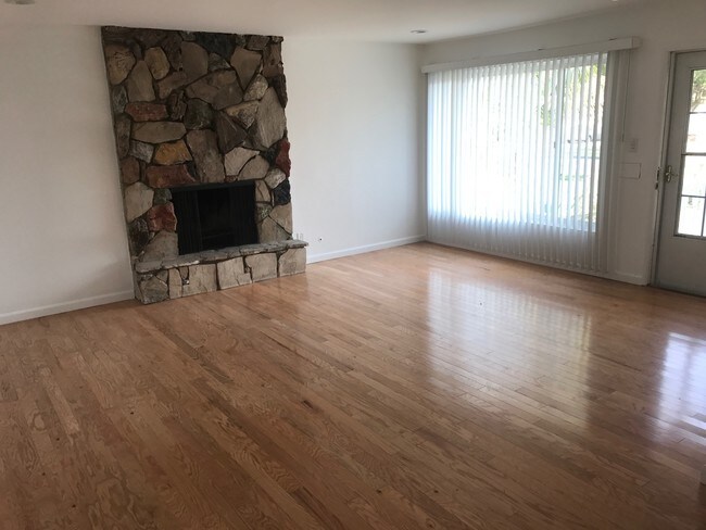 Living Room - 15425 Cranbrook Ave