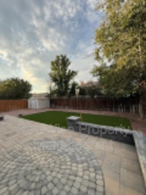 Building Photo - 725 NE Negus Pl