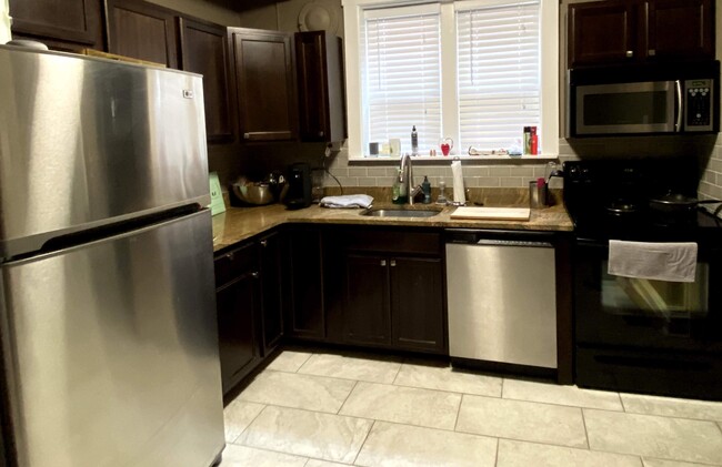 Foto del edificio - 7379 Amherst Ave