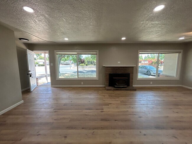Building Photo - 1404 Grape Ave
