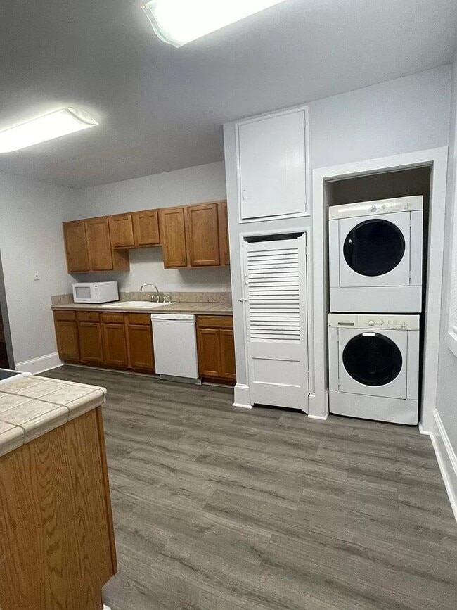 Building Photo - 643 E Henry St