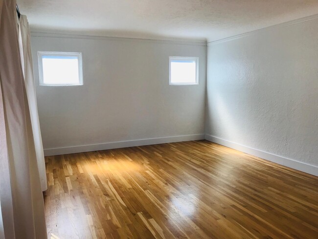 living room - main level - 2505 SE Ash St