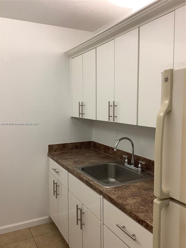 Foto del edificio - 8240 SW 210th St