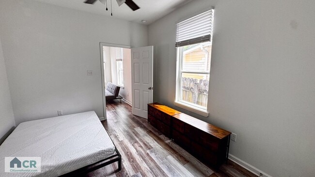 Building Photo - 5bd/2ba Near Campus and Stadium! Text 727-459-4141 for more info!