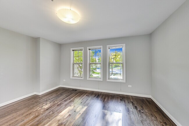 Foto del edificio - 2550 W Lake Ave