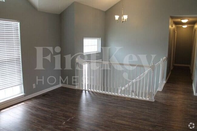 Building Photo - 1700 Briarwood Ln