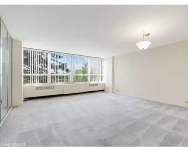 Living/Dining Area - 4800 S Chicago Beach Dr