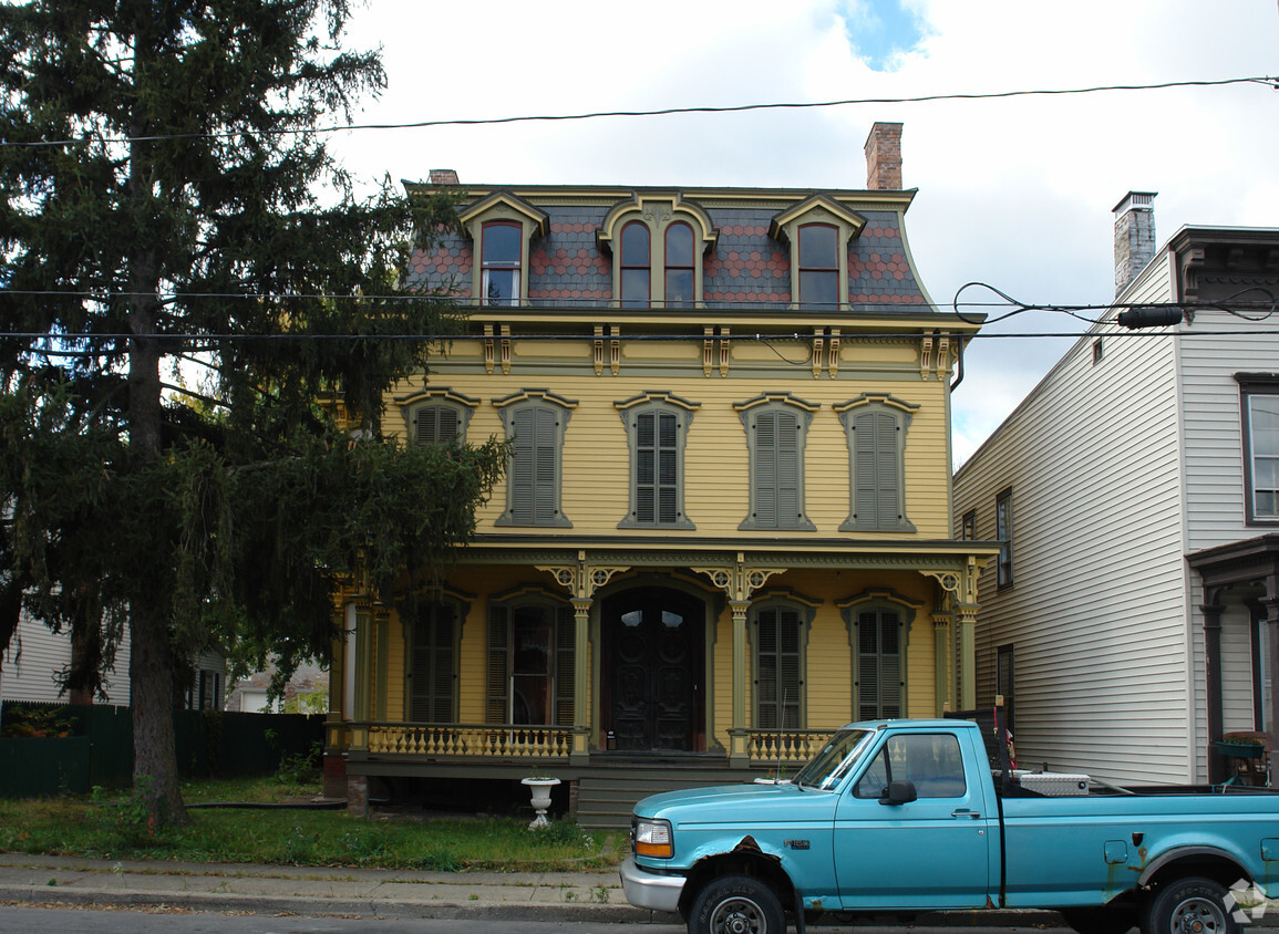 Building Photo - 331 Union St