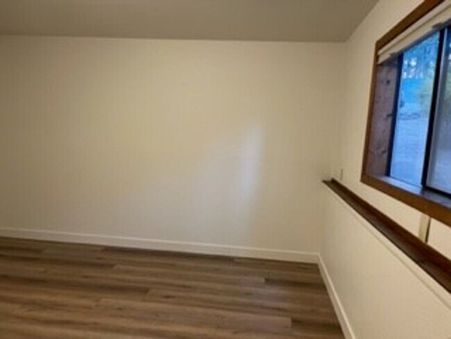 Building Photo - Quiet 2 bedroom 2 bath located in Universi...