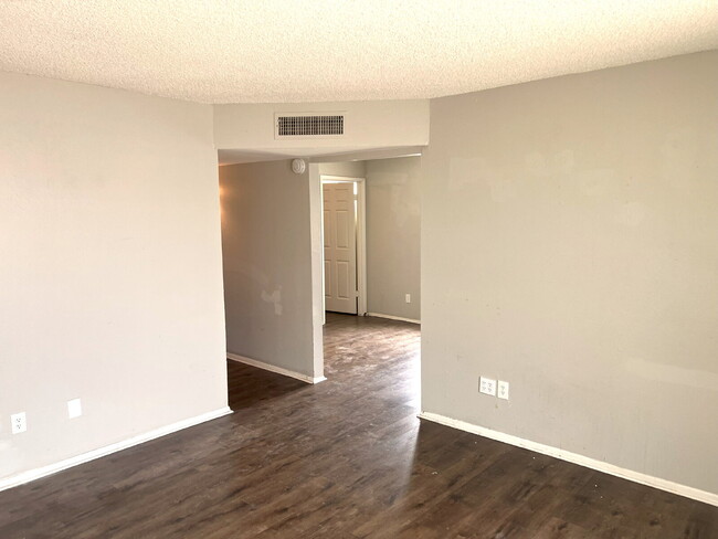 Building Photo - SINGLE STORY 2 BEDROOMS 1 BATHROOM NORTH P...