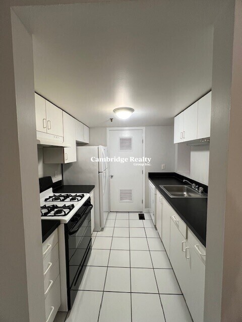 Building Photo - 71 Fulkerson St
