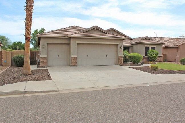 Building Photo - 3 bed with den pool and gas fireplace