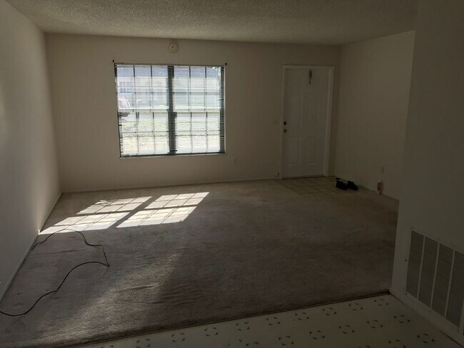 Building Photo - Charming clean 2/2 home with 1 car garage