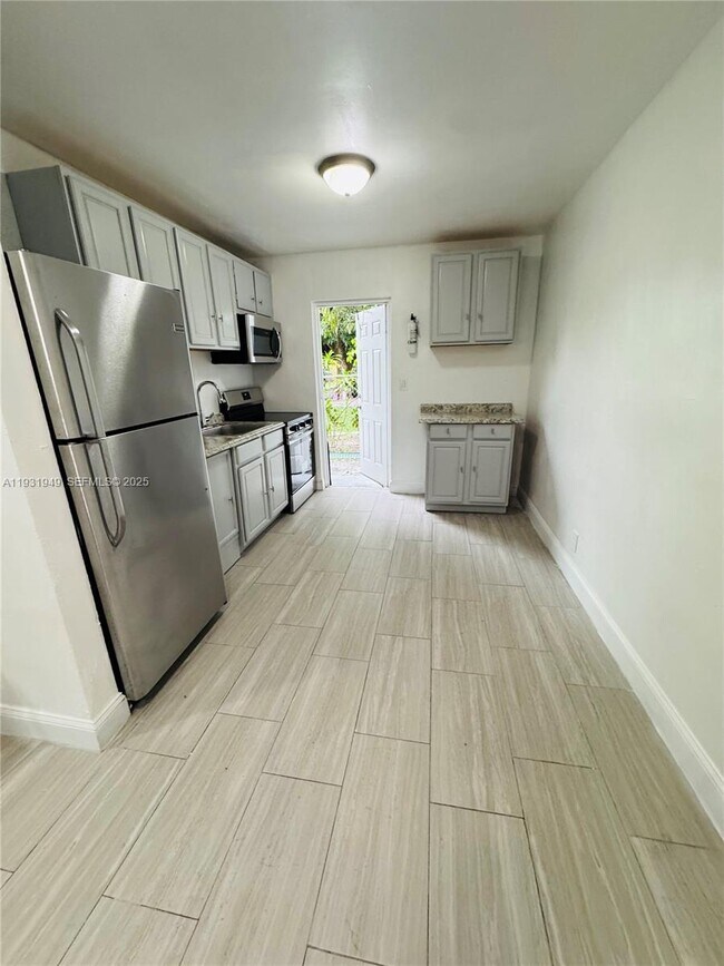 Foto del edificio - 631 NW 11th Ave