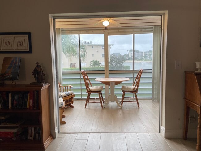 Florida room - 2724 Garden Dr N