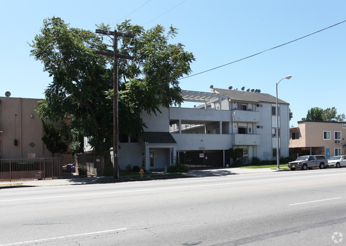 Building Photo - 13740 Vanowen St