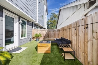 Building Photo - 1404 Goliad St