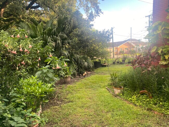 Foto del edificio - 1808 Elysian Fields Ave