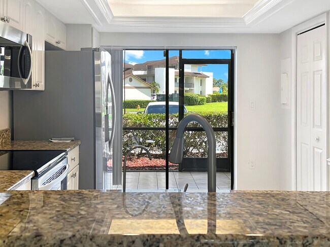 Foto del edificio - 3351 Twin Lakes Terrace