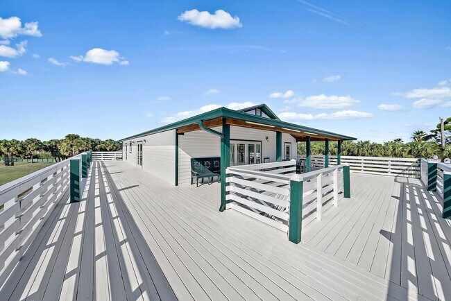 Building Photo - 10275 SW Green Ridge Ln