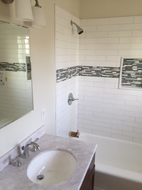 Bathroom with tub-shower - 1335 W Adams Blvd