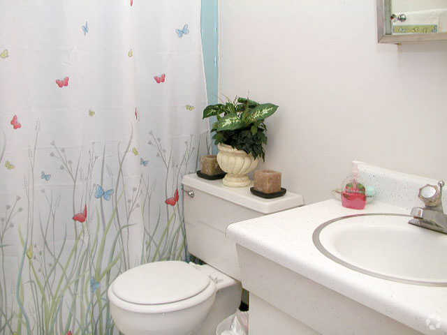 Pemberly Court Apartments West Lafayette In First Bathroom Pemberly Court