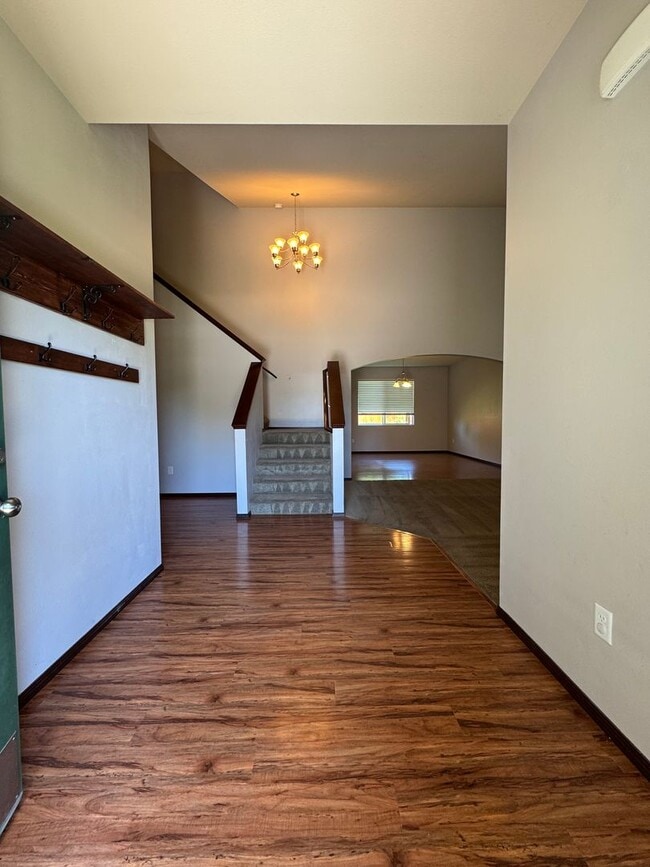 Building Photo - Spacious 5-Bedroom Home with Bonus Living ...