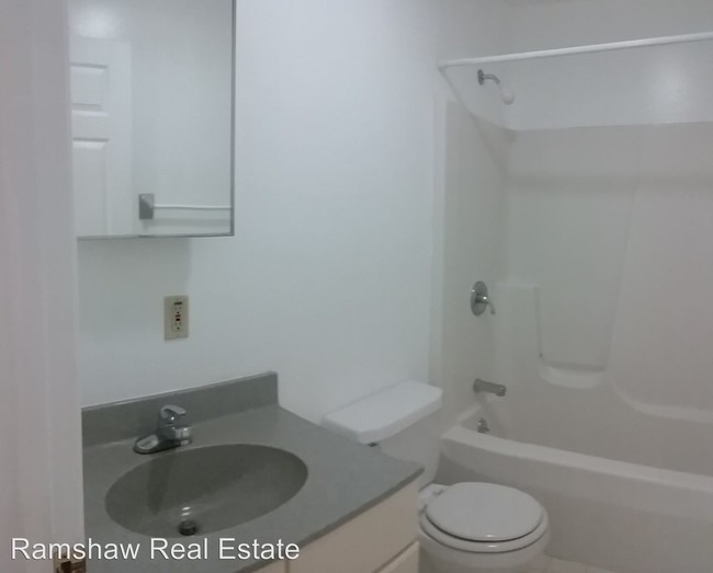 Building Photo - 1 br, 1 bath Room For Rent - 705 W. Main